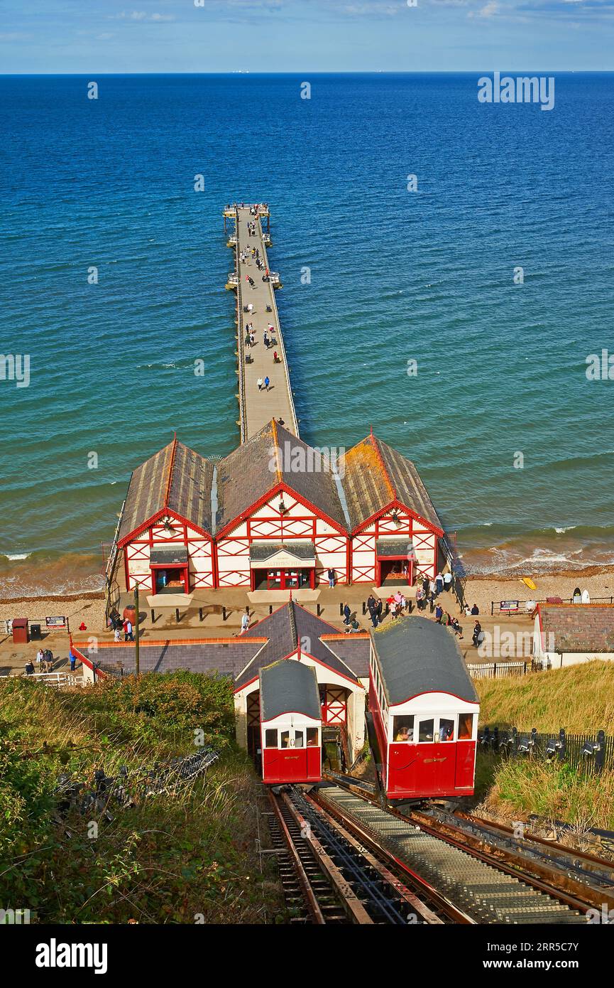 Der Saltburn Cliff Lift ist eine wasserbetriebene Standseilbahn, die den Pier und die Küste mit der Stadt verbindet. Stockfoto