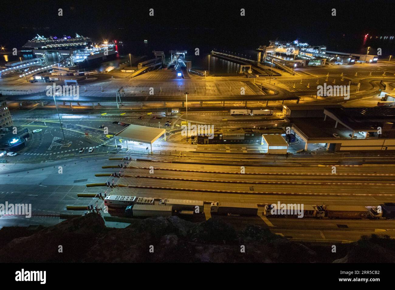 210101 -- DOVER, 1. Januar 2021 -- Foto vom 31. Dezember 2020 zeigt einen allgemeinen Blick auf den Hafen von Dover nach dem Ende der Brexit-Übergangszeit in Dover, Großbritannien. Großbritannien und die EU der Europäischen Union haben ein neues Kapitel in ihren Beziehungen aufgenommen, da der Brexit-Übergangszeitraum am Donnerstag um 2300 GMT endete. Foto von /Xinhua BRITAIN-DOVER-BREXIT-TRANSITION PERIOD-ENDS TimxIreland PUBLICATIONxNOTxINxCHN Stockfoto