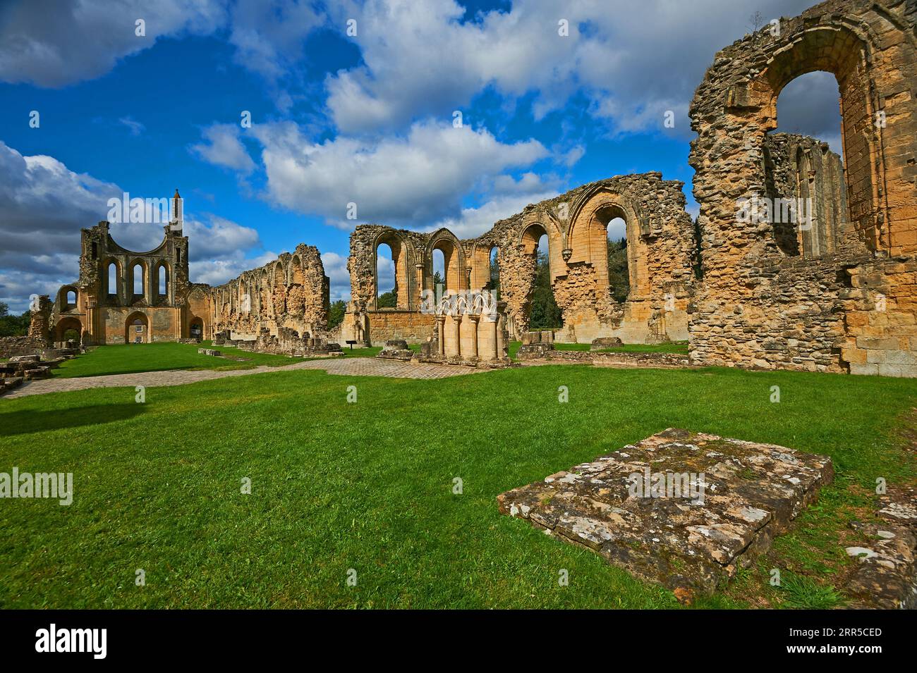 Byland Abbey Ruins, die zum 1. Grades zählende Cistercian Abbey in Rydale, North Yorkshire, ist eine historische Ruine im North Yorkshire Moors National Park Stockfoto