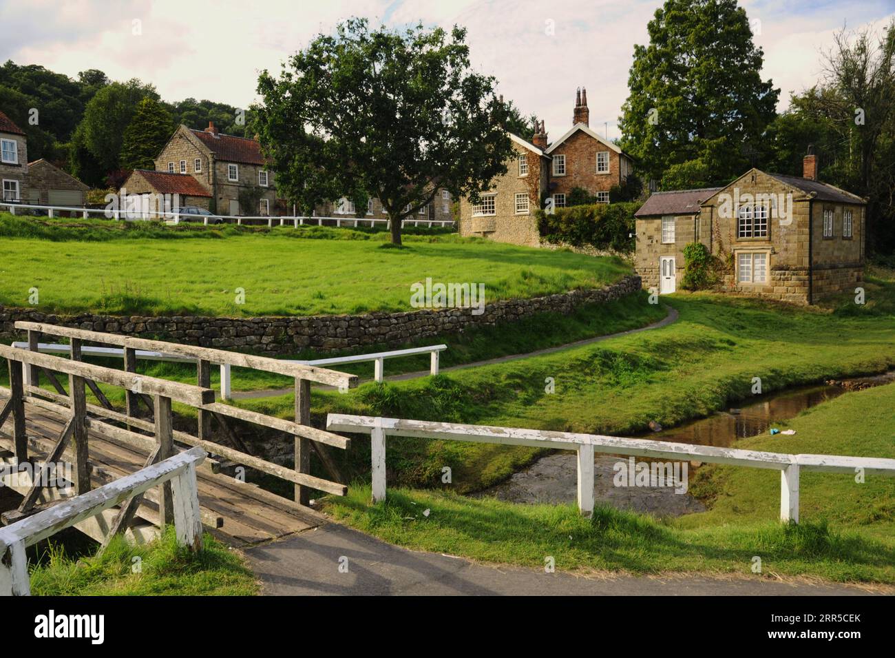 Hutton le Hole ist ein malerisches Dorf im North Yorkshire National Park, in dessen Zentrum die Fairy Call Beck verläuft. Stockfoto