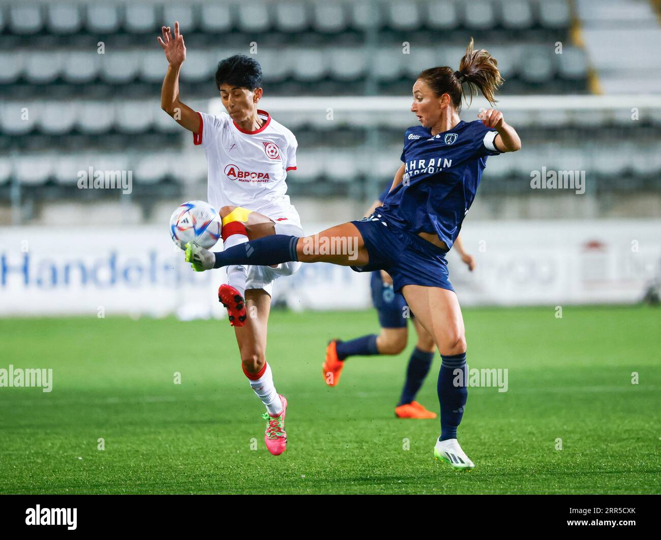 Paris Gaëtane Thiney und Kryvbas Kristina Aleksanyan während des Fußballspiels am Mittwoch in der Champions-League-Qualifikation der Frauen zwischen Paris FC und Kryvbas Kryvyi Rih in der Linköping Arena. September 2023. Foto: Stefan Jerrevång / TT / Code 60160 Stockfoto