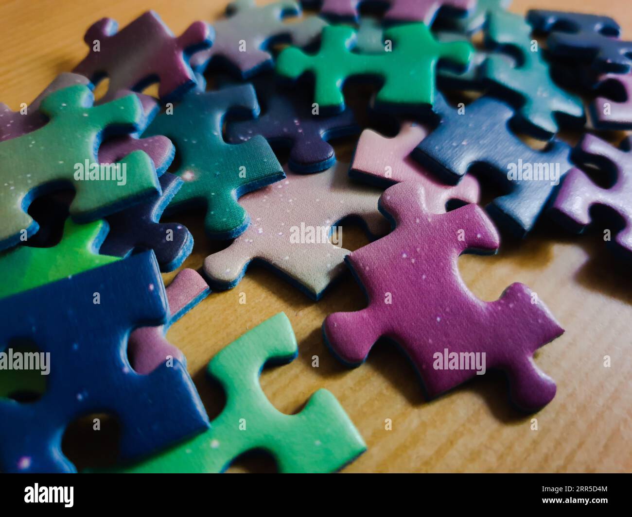 Stapel von mehrfarbigen Puzzleteilen Stockfoto