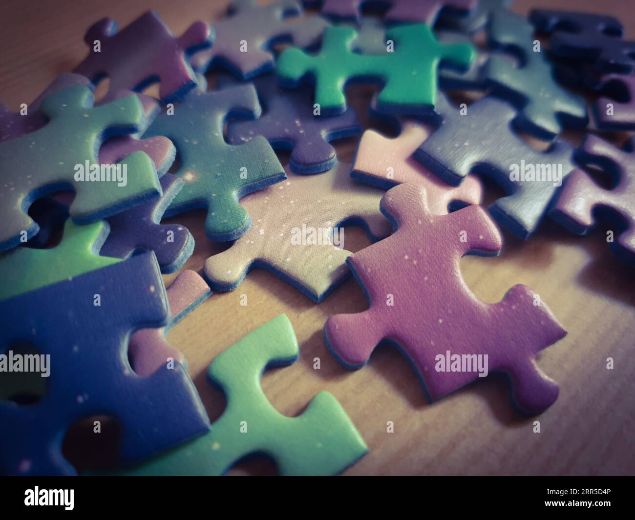 Stapel von mehrfarbigen Puzzleteilen Stockfoto