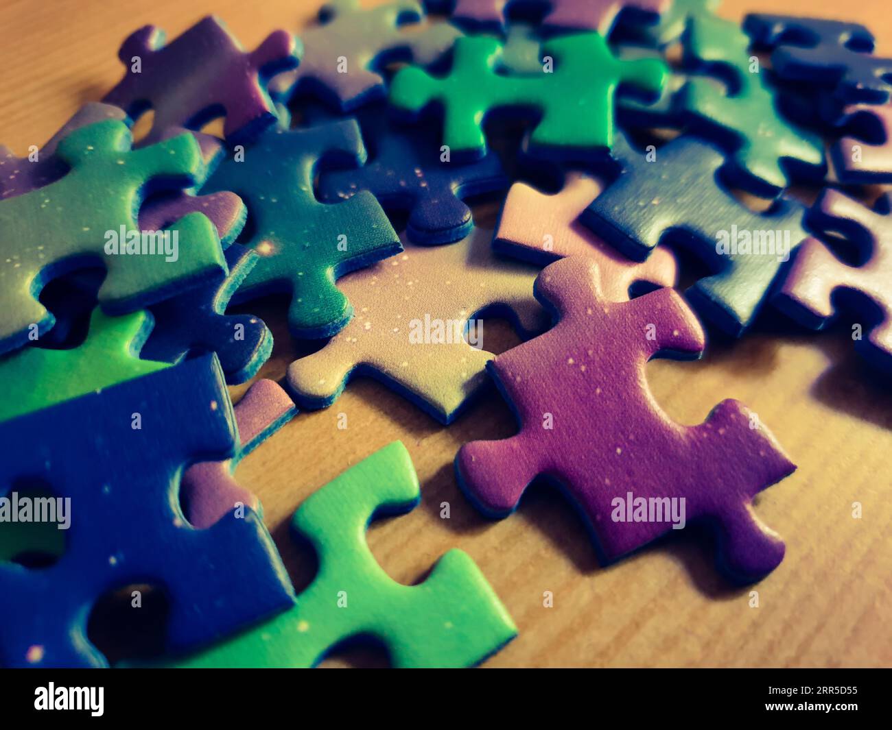 Stapel von mehrfarbigen Puzzleteilen Stockfoto