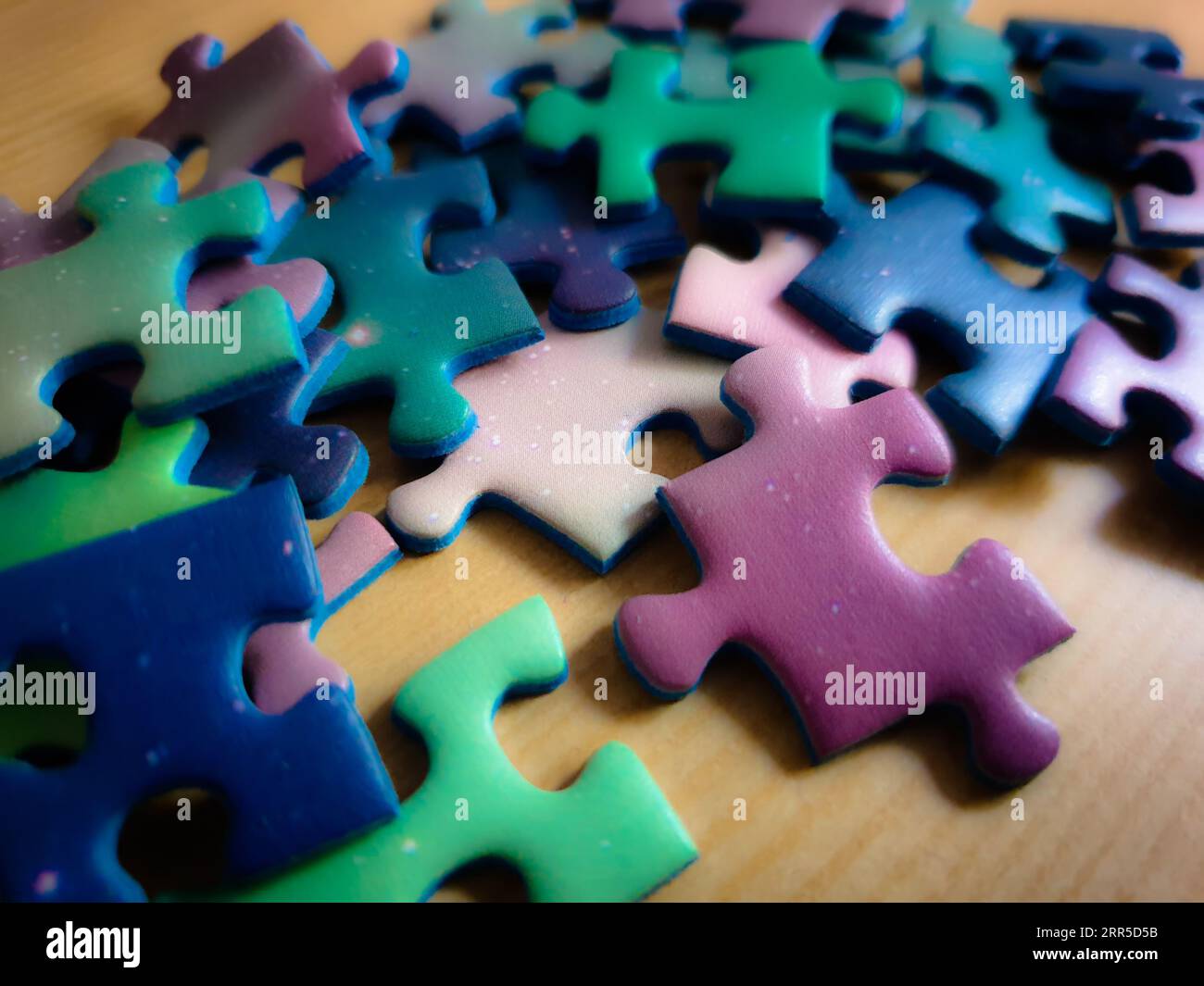 Stapel von mehrfarbigen Puzzleteilen Stockfoto