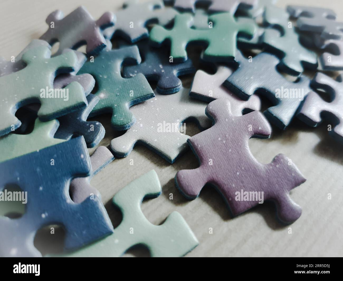 Stapel von mehrfarbigen Puzzleteilen Stockfoto