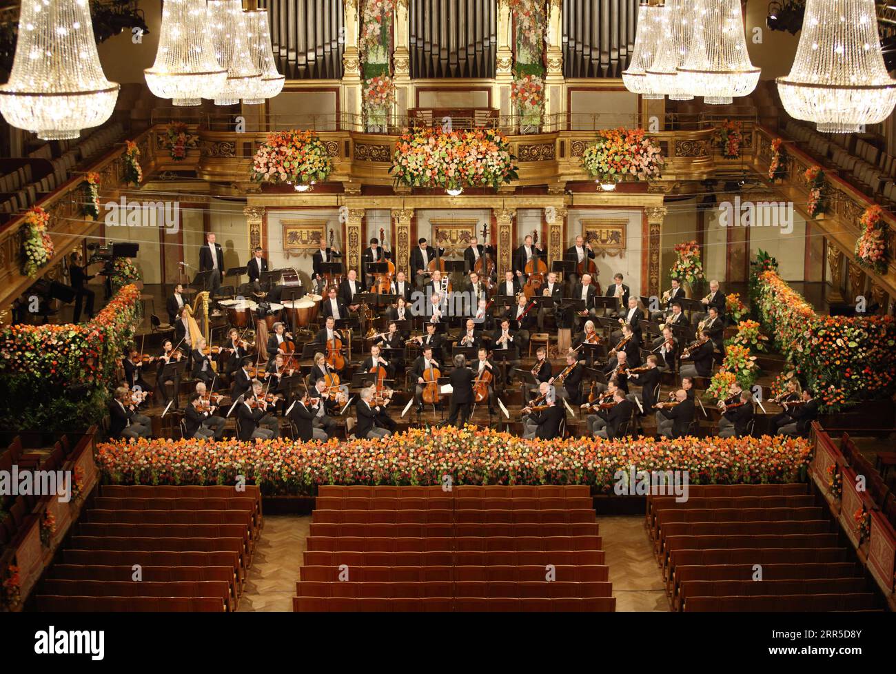 Bilder des Jahres 2021, Entertainment 01 Januar News Themen der Woche KW53 Entertainment Bilder des Tages 210102 -- WIEN, 2. Januar 2021 -- die Wiener Philharmoniker treten unter der Leitung des italienischen Dirigenten Riccardo Muti beim Neujahrskonzert der Wiener Philharmoniker 2021 am 1. Januar 2021 in Wien auf. Das Neujahrskonzert der Wiener Philharmoniker fand vor leeren Rängen im Goldenen Saal des Musikvereins in Wien statt, das erste Mal seit Beginn der Veranstaltung im Jahr 1939 in seiner 81-jährigen Geschichte. Foto von /Xinhua AUSTRIA-VIENNA-CONCERT-NEW YEAR DieterxNagl PUBLICATIONxNOTxINxCHN Stockfoto