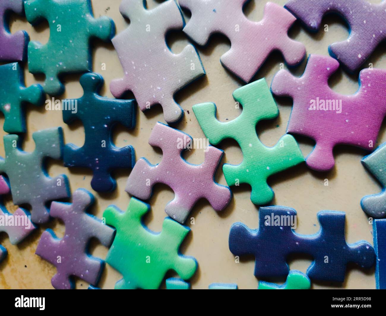 Stapel von mehrfarbigen Puzzleteilen Stockfoto