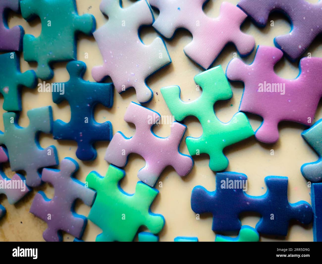 Stapel von mehrfarbigen Puzzleteilen Stockfoto