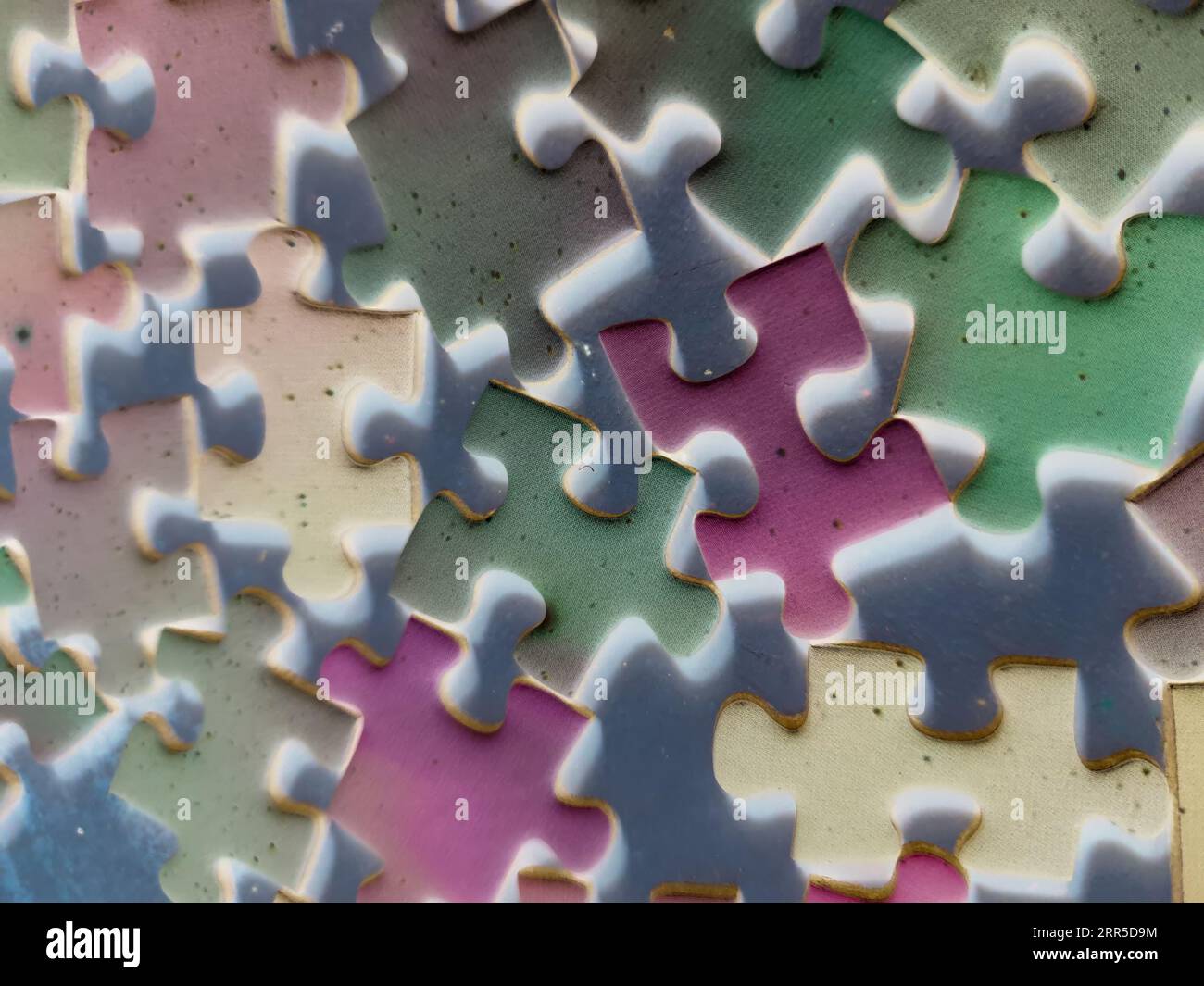 Stapel von mehrfarbigen Puzzleteilen Stockfoto