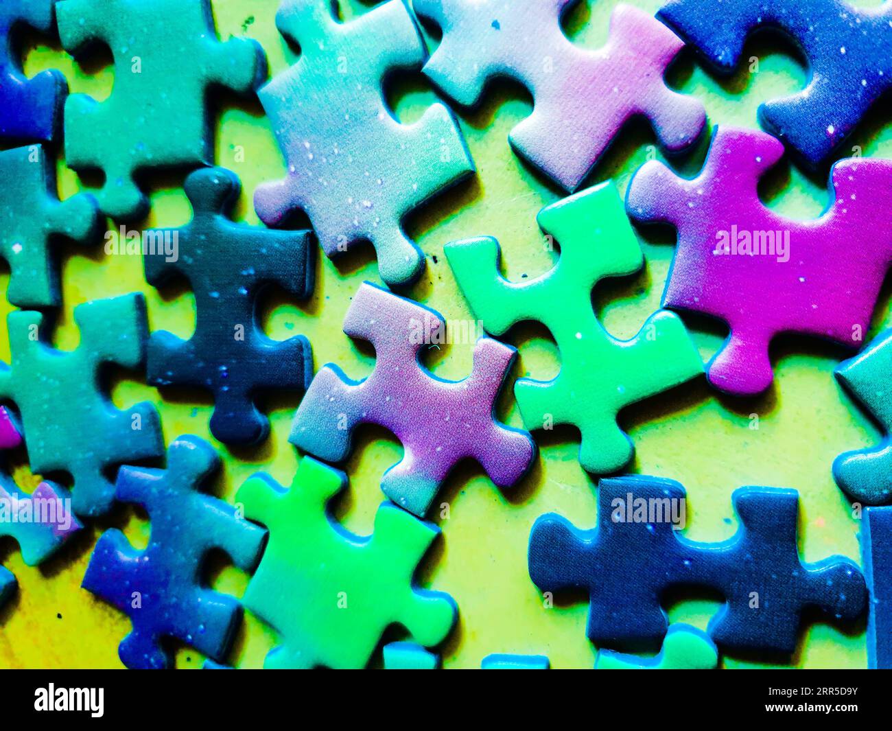 Stapel von mehrfarbigen Puzzleteilen Stockfoto