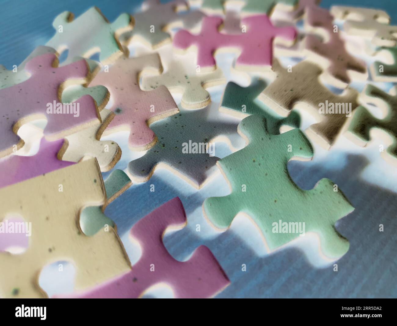 Stapel von mehrfarbigen Puzzleteilen Stockfoto