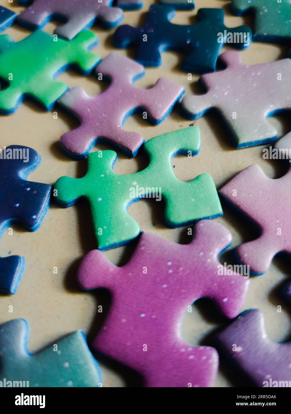 Stapel von mehrfarbigen Puzzleteilen Stockfoto