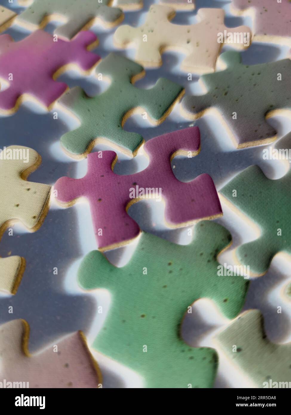 Stapel von mehrfarbigen Puzzleteilen Stockfoto