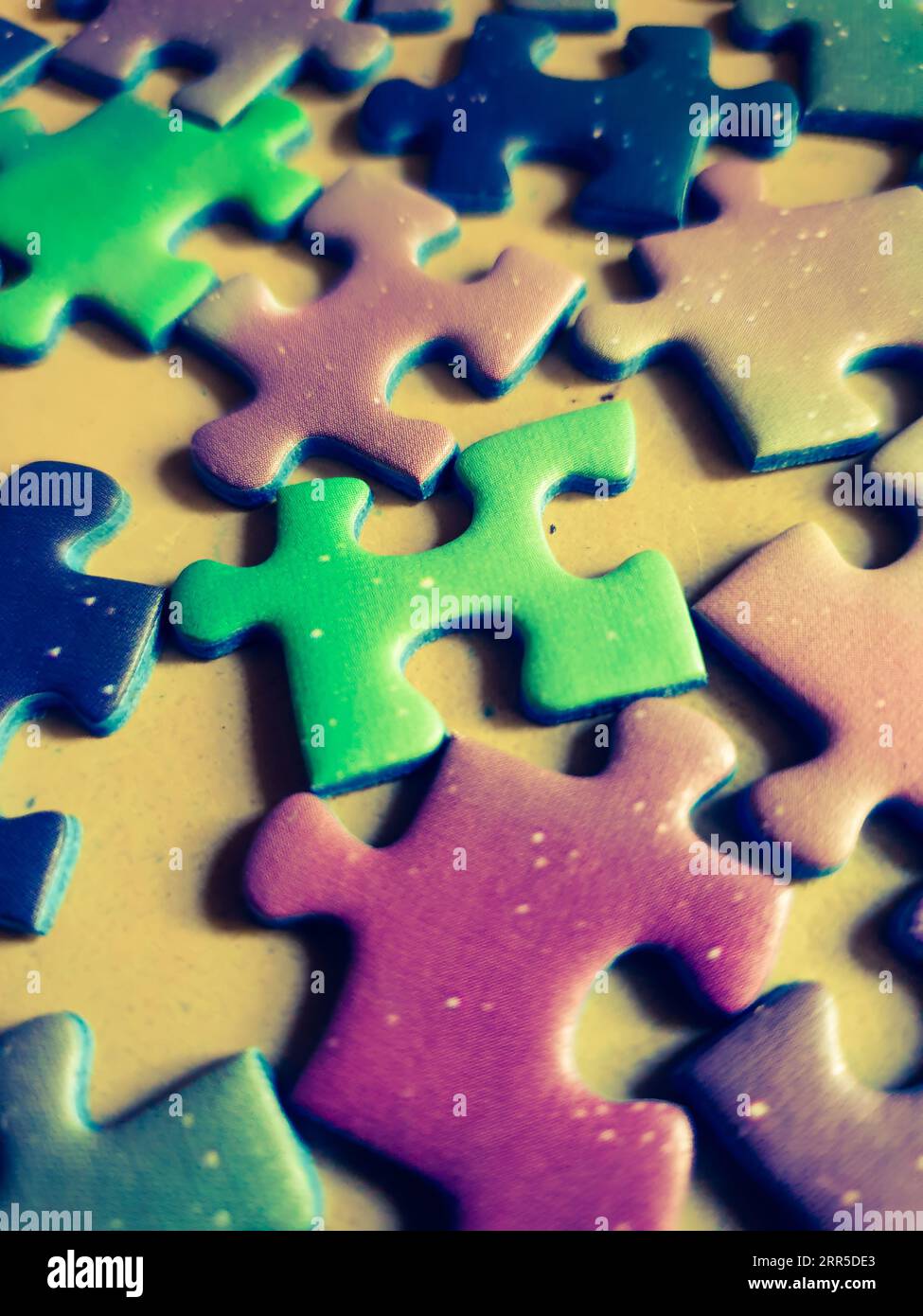 Stapel von mehrfarbigen Puzzleteilen Stockfoto