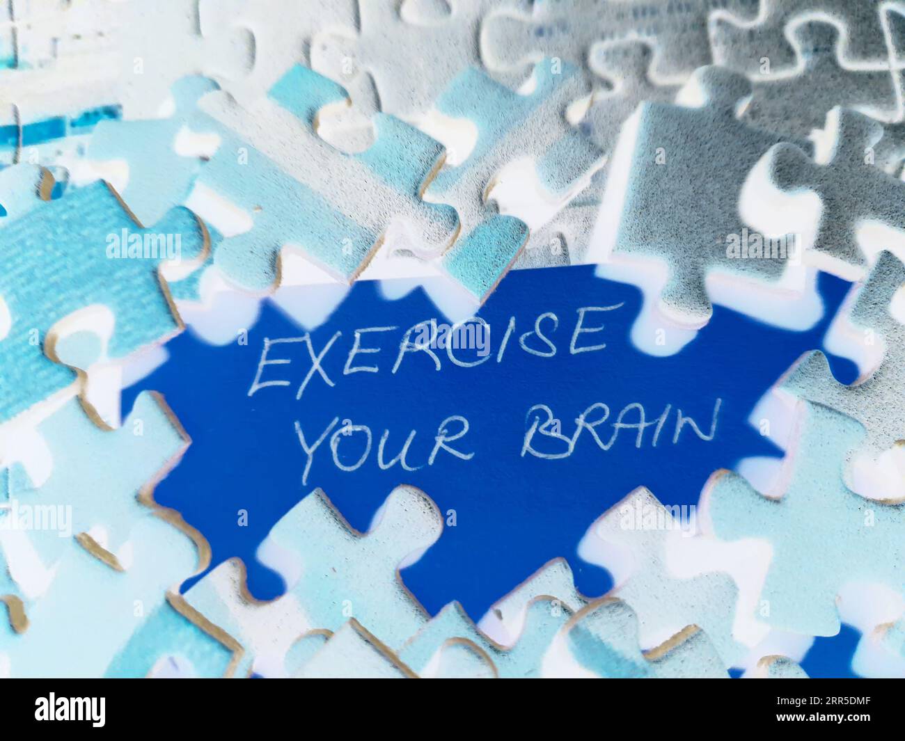 Trainieren Sie Ihr Gehirn – Nahaufnahme von Text und Puzzle Stockfoto
