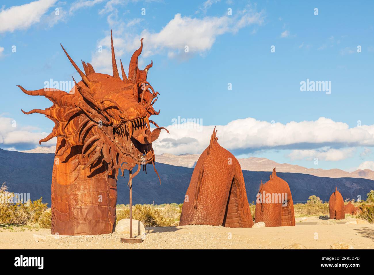 Borrego Springs, Kalifornien, USA. Februar 2019. Geschweißte Stahlskulptur eines Drachen von Ricardo Breceda. Stockfoto