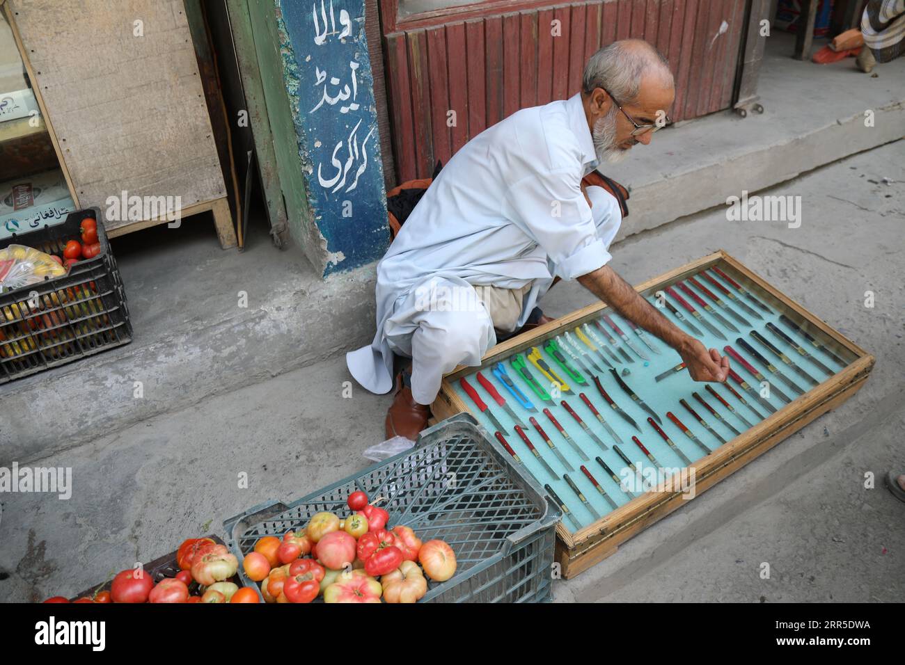 Messerverkäufer in Pakistan Stockfoto