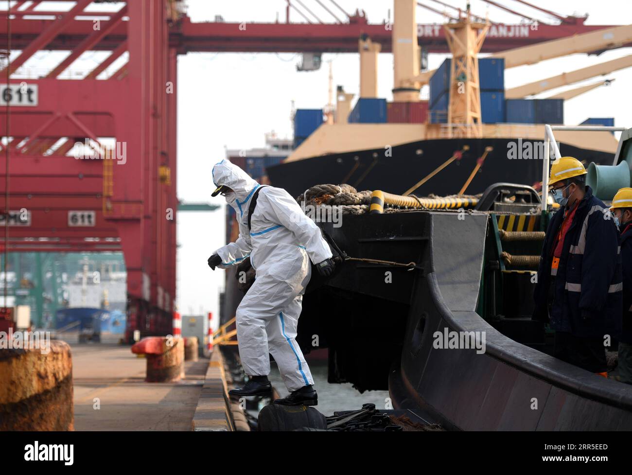 210103 -- TIANJIN, 3. Januar 2021 -- Li Zhantao, ein Pilot des Tianjin Port Pilot Center, kehrt nach einer Mission im nordchinesischen Tianjin am 28. Dezember 2020 zum Dock zurück. Mit einer Temperatur von minus 10 Grad Celsius klettern die Piloten auf Seilleitern von fast 20 Metern Länge, um das Deck der Schiffe zu erreichen, die sie durch Gewässer im und um den Hafen von Tianjin führen sollen. Die chinesischen Gesetze schreiben die obligatorische Pilotierung von ausländischen Schiffen vor, die in Häfen des Landes einlaufen oder aus ihnen auslaufen. Lotsendienste sind auch ein praktischer Bedarf für ausländische Schiffe im Hafen von Tianjin, der für sein vielbeschäftigtes und kompliziertes Schiff bekannt ist Stockfoto