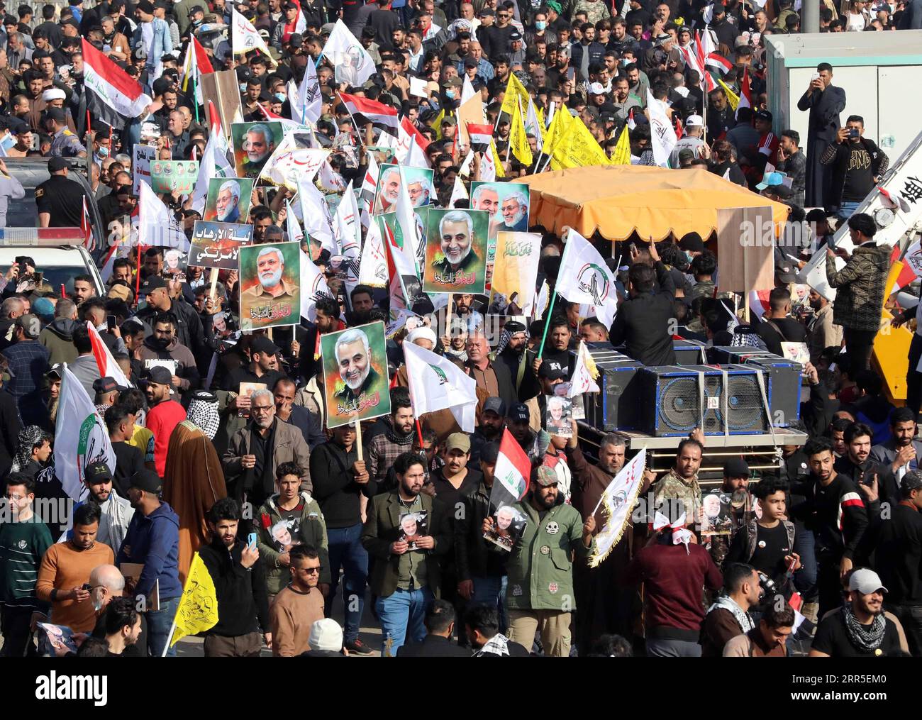 210104 -- PEKING, 4. Januar 2021 -- Demonstranten nehmen an einer Kundgebung Teil, um den Tod des iranischen Kommandeurs Qassem Soleimani und des stellvertretenden Chefs der irakischen paramilitärischen Hashd Shaabi-Truppen Abu Mahdi al-Muhandis auf dem al-Tahrir-Platz in Bagdad, Irak, 3. Januar 2021, zu betrauern. Irakische Führer forderten am Sonntag den Abzug ausländischer Streitkräfte aus dem Irak am ersten Jahrestag eines Drohnenangriffs der USA, bei dem zwei hochrangige Kommandanten schiitischer Milizen getötet wurden. FOTOS DES TAGES Xinhua PUBLICATIONxNOTxINxCHN Stockfoto