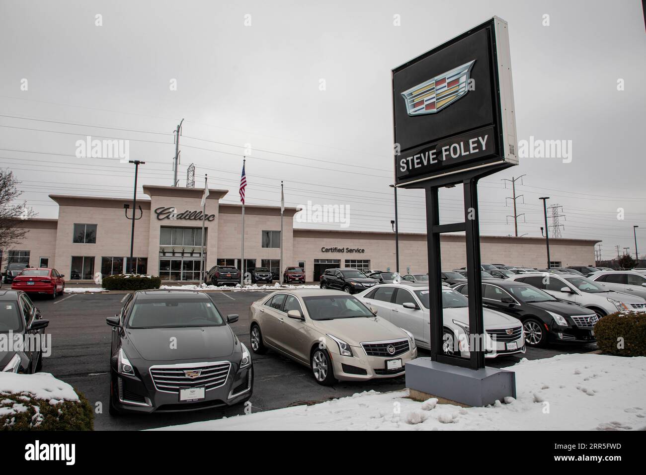 210105 -- CHICAGO, 5. Januar 2021 -- Fahrzeuge werden am 5. Januar 2021 bei Steve Foley Cadillac in Northbrook, Illinois, USA gesehen. General Motors Co.. GM gab am Dienstag bekannt, dass es 2020 2.547.339 Fahrzeuge in den USA verkaufte, wobei die Gesamtauslieferungen im Vergleich zum Vorjahr um 11,8 Prozent und die Einzelhandelsauslieferungen um 6 Prozent zurückgingen. Foto von /Xinhua U.S.-ILLINOIS-GM-AUTO UMSATZRÜCKGANG JoelxLerner PUBLICATIONxNOTxINxCHN Stockfoto