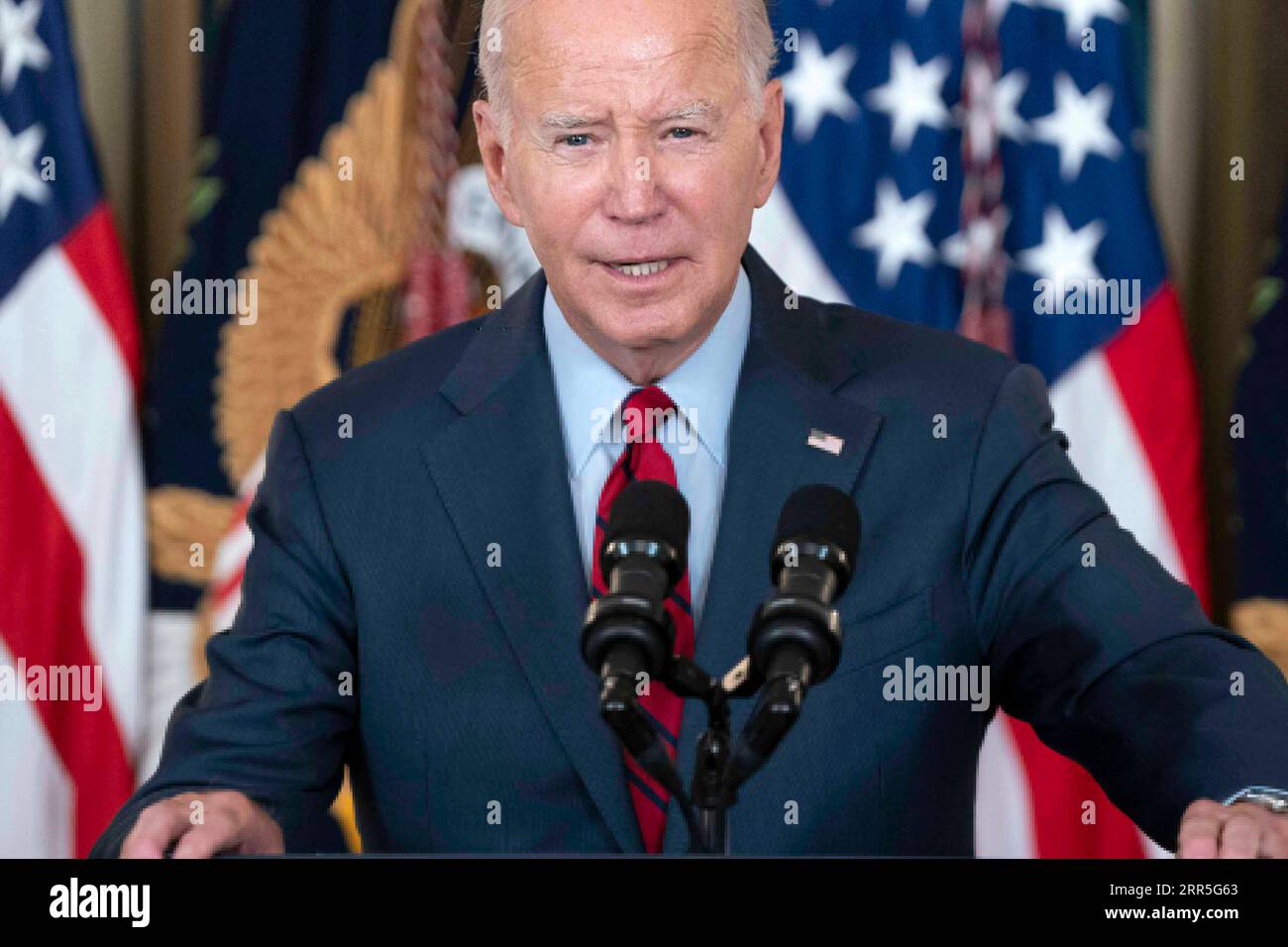 US-Präsident Joe Biden spricht am Mittwoch, den 6. September 2023, mit führenden Persönlichkeiten der International Longshore and Warehouse Union (ILWU) und der Pacific Maritime Association (PMA) über den Abschluss eines neuen Arbeitsvertrags für Häfen an der Westküste im State Dining Room im Weißen Haus in Washington, DC. Gutschrift: Bonnie Cash/Pool über CNP Stockfoto