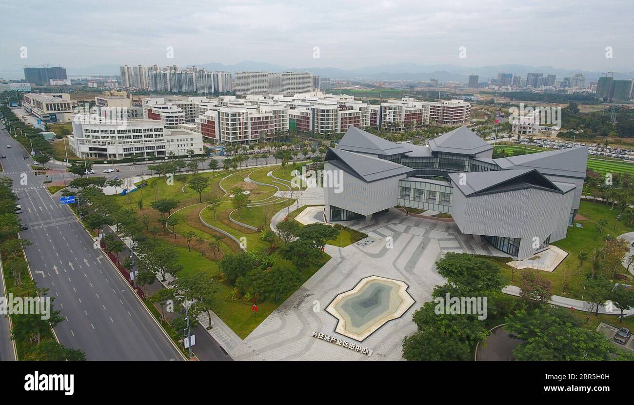 210107 -- SANYA, 7. Januar 2021 -- Luftaufnahme aufgenommen am 6. Januar 2021 zeigt Gebäude in der Yazhou Bay Science and Technology City in Sanya, Südchinesische Provinz Hainan. Es wird erwartet, dass die Wissenschafts- und Technologiestadt dem Bau des Freihandelshafens Hainan technologische Impulse verleihen wird. CHINA-HAINAN-SANYA-WISSENSCHAFTS- UND TECHNOLOGIESTADT CN YANGXGUANYU PUBLICATIONXNOTXINXCHN Stockfoto