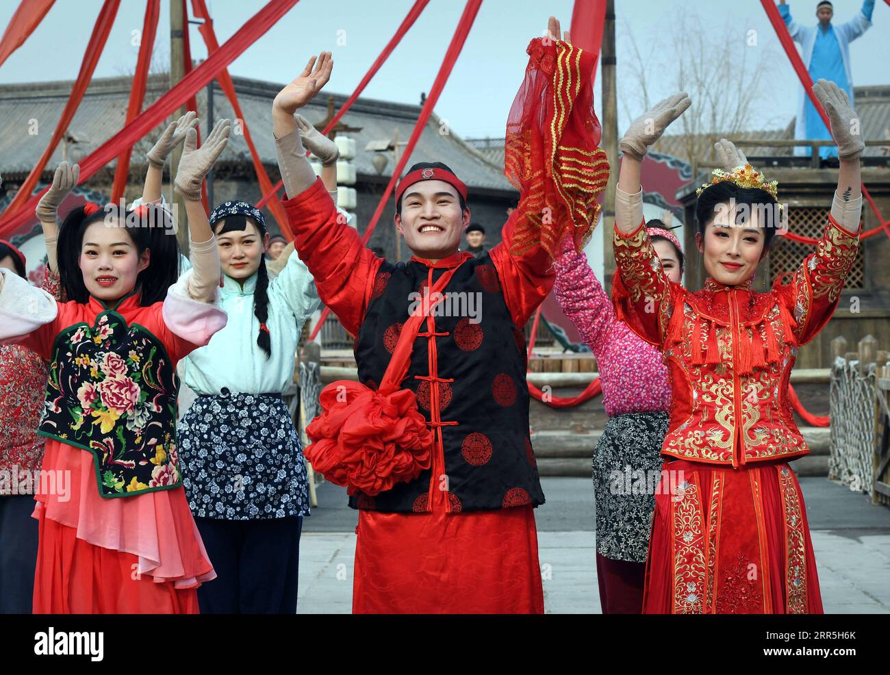 210107 -- ZHENGZHOU, 7. Januar 2021 -- Zhou Xin C, begrüßt das Publikum nach einer Aufführung in einer Filmstadt in Zhengzhou, zentralchinesische Provinz Henan, 5. Januar 2021. Zhou Xin, nach den 95er Jahren Absolvent des Choreographie-Hauptstudiums der Sichuan Normal University, verließ seine Heimatstadt in der Provinz Shanxi und arbeitete im April 2020 in der Jianye & H. Brothers Movie Town in Zhengzhou, aus tiefer Leidenschaft für Film und Schauspiel. Vom Make-up bis zur Kostümvorbereitung, von der Probe bis hin zur formellen Vorstellung – Zhou ist mit jedem Detail gewissenhaft. Zhou gehört zu den 185 Schauspielern und Schauspielerinnen wie er, die ihren Träumen nachjagen Stockfoto