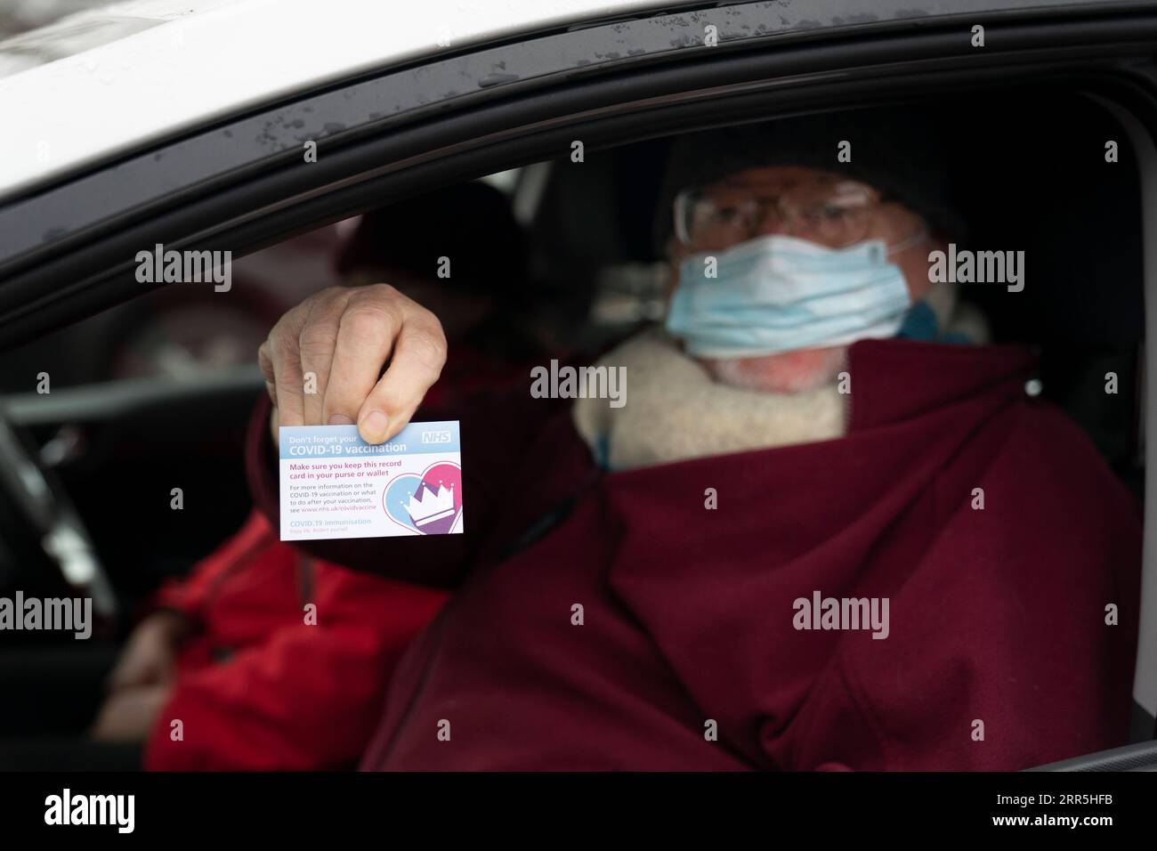 210107 -- GREATER MANCHESTER, 7. Januar 2021 -- Ein Mann hält einen Impfausweis, nachdem er am 7. Januar 2021 die zweite Dosis des Pfizer-BioNTech COVID-19-Impfstoffs im Hyde Leisure Centre in Greater Manchester, Großbritannien, erhalten hat. Der britische Premierminister Boris Johnson sagte den Abgeordneten am Mittwoch, dass die Regierung jede verfügbare Sekunde der Abriegelung nutzen werde, um durch den Einsatz von COVID-19-Impfstoffen in den kommenden Wochen einen unsichtbaren Schild um ältere und schutzbedürftige Menschen zu legen. Foto von /Xinhua BRITAIN-GREATER MANCHESTER-COVID-19-VACCINE JonxSuper PUBLICATIONxNOTxINxCHN Stockfoto