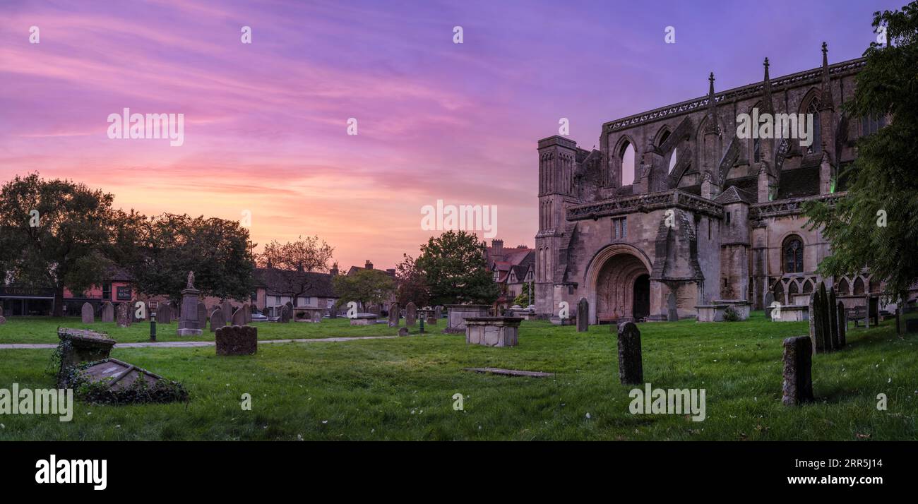 Mittwoch, 6. September 2023. Malmesbury, Wiltshire, England - nach einem warmen Spätsommertag beginnen sich bei Sonnenuntergang die Wolken über der Bergstadt Malmesbury und ihrer historischen Abtei zu bilden. Das Kloster wurde 676 als Benediktinerkloster gegründet und ist das dominierende Merkmal der malerischen Marktgemeinde Wiltshire. Quelle: Terry Mathews/Alamy Live News Stockfoto