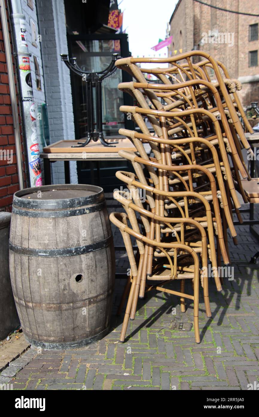 Gestapelte Stühle vor einer Bar in Venlo Stockfoto