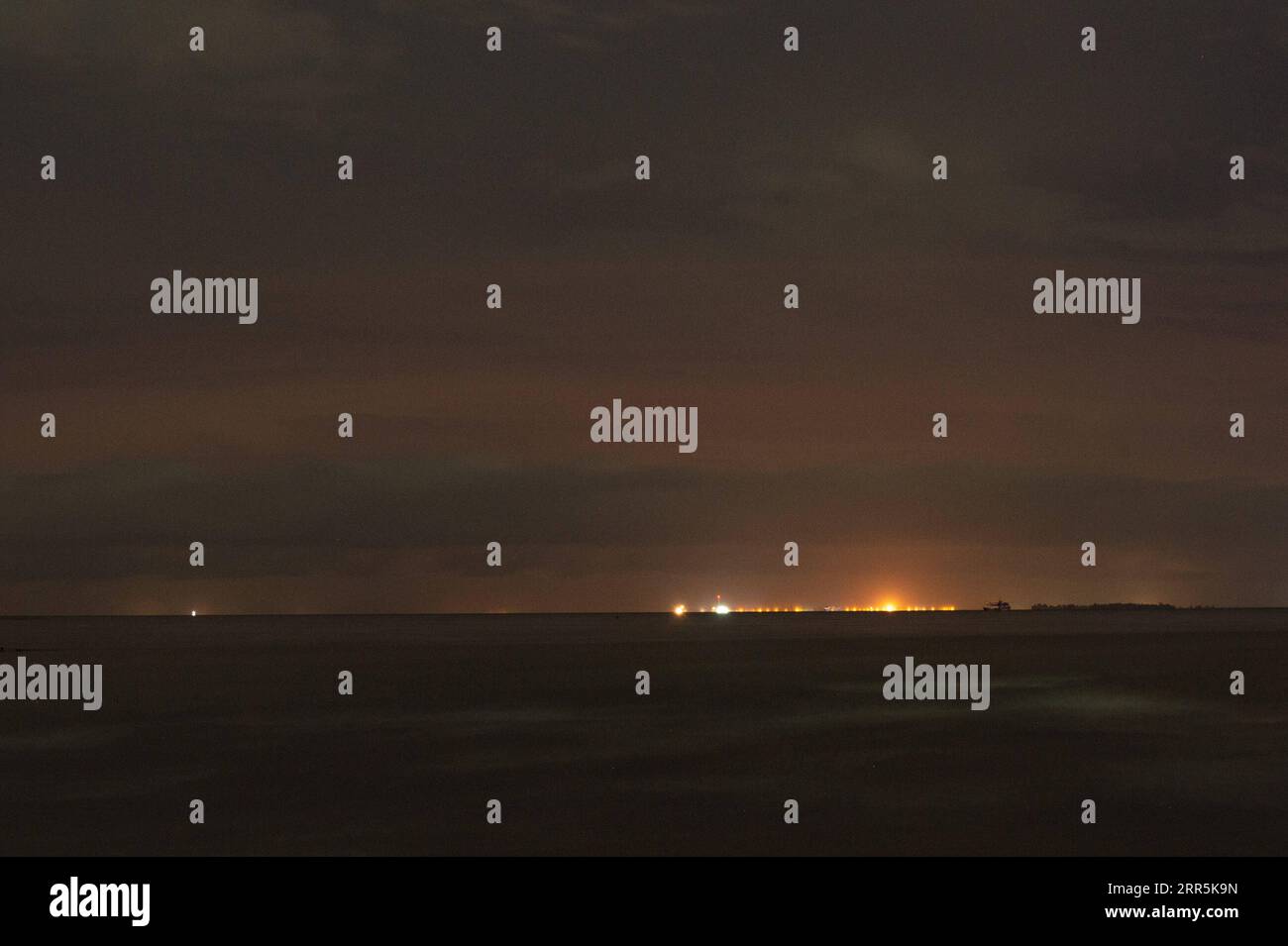 210110 -- TANGERANG, 10. Januar 2021 -- Foto aufgenommen am 9. Januar 2021 zeigt Lancang Island R und Laki Island L, in der Nähe des Absturzes des Sriwijaya Air-Fluges SJ-182 in Indonesien. Der indonesische Verkehrsminister Budi Karya Sumadi hat den Absturz einer Boeing 737-500-Maschine einer indonesischen Fluggesellschaft mit 62 Personen an Bord bestätigt, die am Samstagnachmittag den Kontakt zum Fluglotsen verloren hat. Auf einer virtuellen Pressekonferenz am Samstagabend sagte der Minister, dass der Sriwijaya Air Flug SJ-182 von der Hauptstadt Jakarta nach Pontianak in West-Kalimantan p Stockfoto