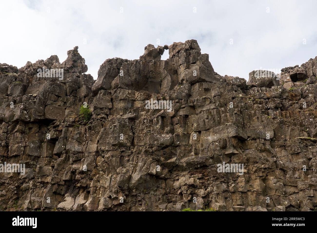 Þingvellir (Thingvellir), eine historische Stätte und Nationalpark in Island. Der Park liegt in einem Rifttal, das durch die Trennung von zwei tektonischen Platten verursacht wurde. Stockfoto