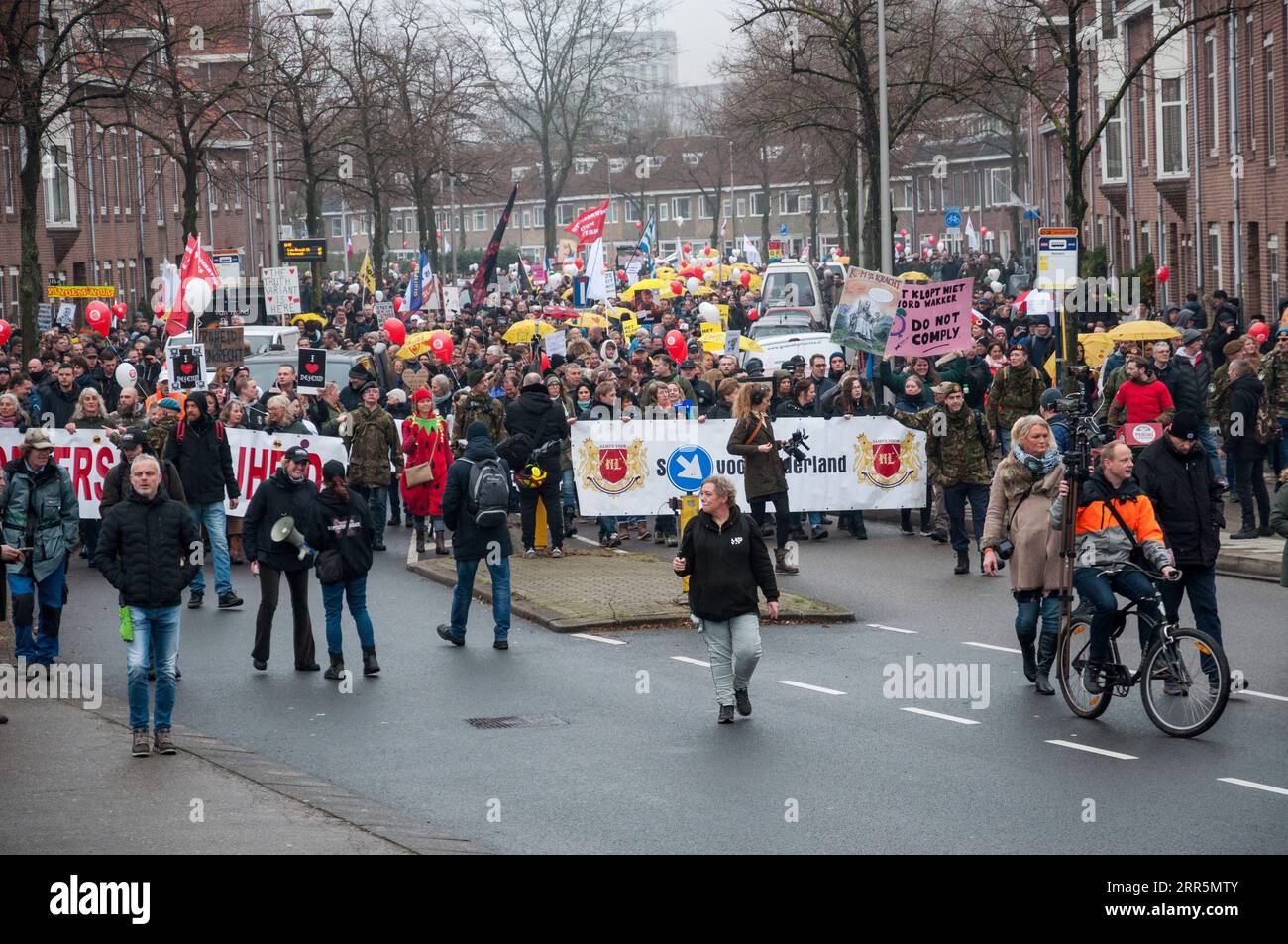 Utrecht, Niederlande.12042021. 'Marsch für Freiheit' Protest gegen covid-Maßnahmen, QR-Codes und obligatorische Impfungen Stockfoto