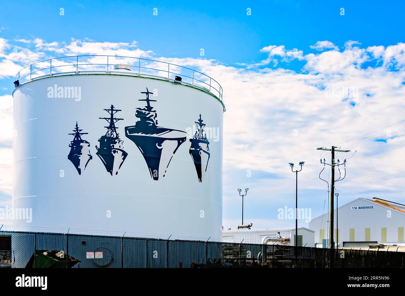 In einem Wasserspeicher befindet sich ein Wandgemälde am Ingalls Shipbuilding East Bank, einer Abteilung der Huntington Ingalls Industries in Pascagoula, Mississippi. Stockfoto