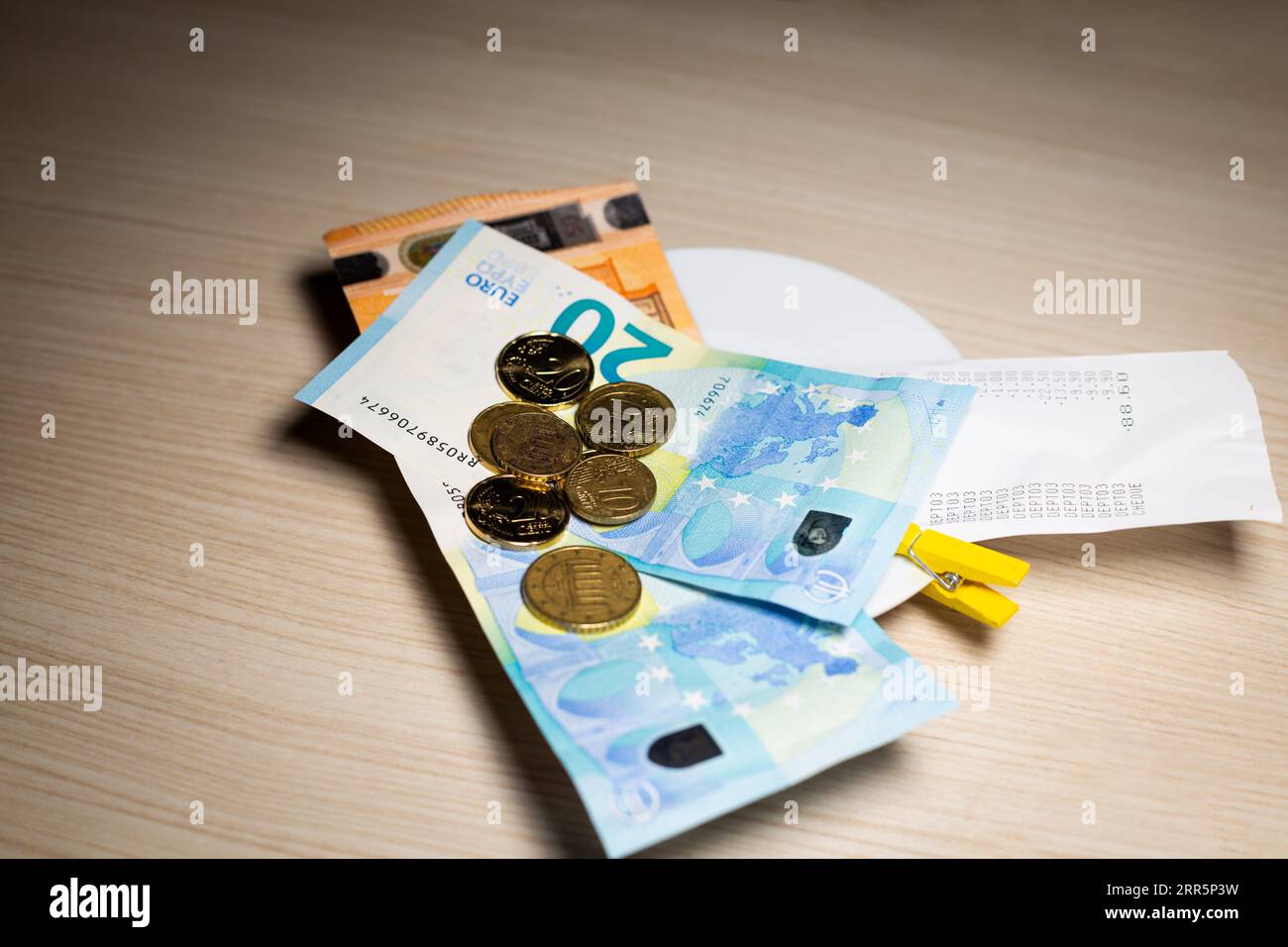 Das kostet normalerweise eine vierköpfige Familie, wenn sie in einem Restaurant in Spanien in Europa essen möchte. Kosten für Lebensmittel. Familiengericht kostet. Lebenshaltungskosten. Stockfoto