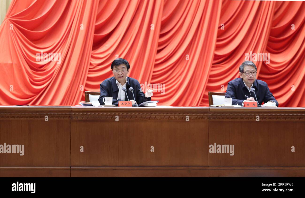 210114 -- PEKING, 14. Januar 2021 -- Wang Huning, Mitglied des Ständigen Ausschusses des Politischen Büros des Zentralkomitees der Kommunistischen Partei Chinas und Mitglied des Sekretariats des Zentralkomitees der Kommunistischen Partei Chinas, spricht zum Abschluss einer Studienseminar in der Parteischule des Zentralkomitees der KPCh, an der Beamte auf Provinzebene und auf Ministerebene teilnahmen, 14. Januar 2021. CHINA-BEIJING-WANG HUNING-STUDY SESSION-PARTY SCHULABSCHLUSS CN WANGXYE PUBLICATIONXNOTXINXCHN Stockfoto 210114 -- PEKING, 14. Januar 2021 -- Wang Huning, Mitglied des Ständigen Ausschusses des Politischen Büros des Zentralkomitees der Kommunistischen Partei Chinas und Mitglied des Sekretariats des Zentralkomitees der Kommunistischen Partei Chinas, spricht zum Abschluss einer Studienseminar in der Parteischule des Zentralkomitees der KPCh, an der Beamte auf Provinzebene und auf Ministerebene teilnahmen, 14. Januar 2021. CHINA-BEIJING-WANG HUNING-STUDY SESSION-PARTY SCHULABSCHLUSS CN WANGXYE PUBLICATIONXNOTXINXCHN Stockfoto