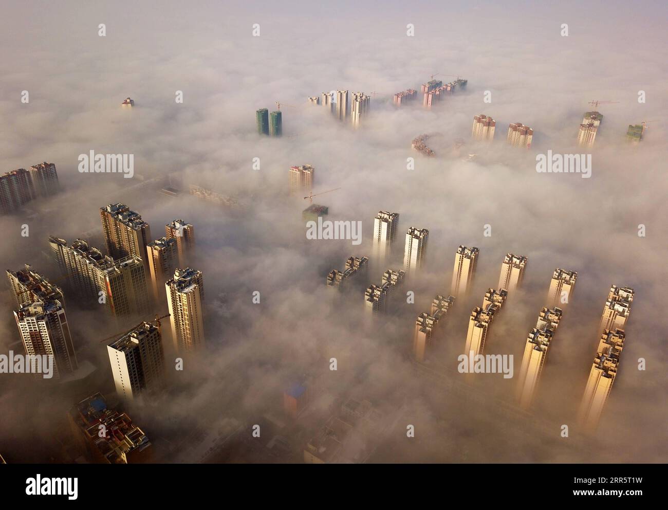 210115 -- PEKING, 15. Januar 2021 -- Luftaufnahme, aufgenommen am 14. Januar 2021, zeigt die Landschaft des Advection Nebels im Weining County, südwestlich der chinesischen Provinz Guizhou. XINHUA FOTOS DES TAGES YangxWenbin PUBLICATIONxNOTxINxCHN Stockfoto