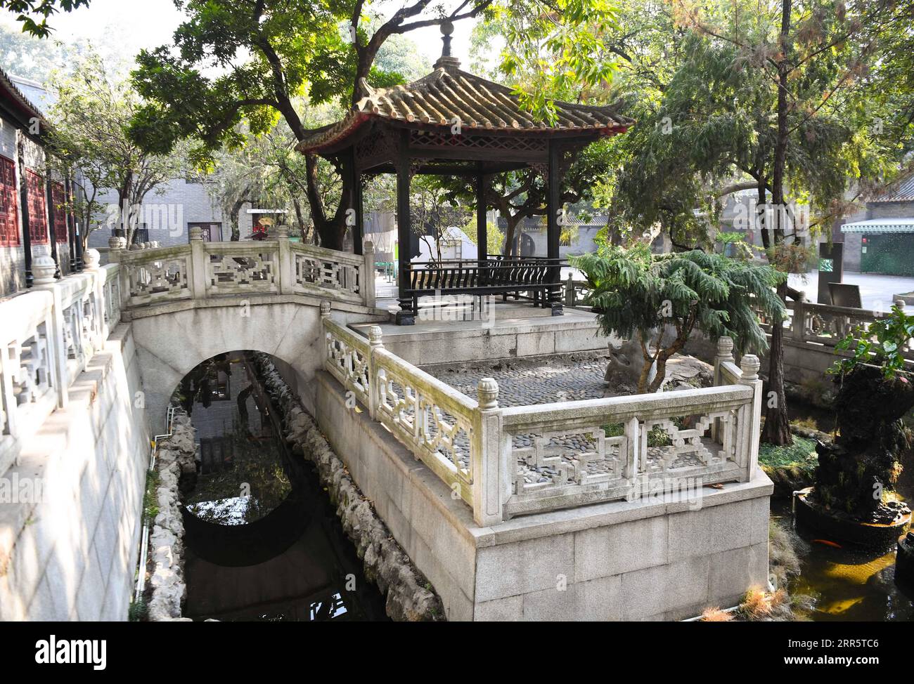 210115 -- FOSHAN, 15. Januar 2021 -- Foto aufgenommen am 15. Januar 2021 zeigt den Blick auf den Qinghui Garten im Shunde Bezirk der Stadt Foshan, Provinz Guangdong in Südchina. Der Qinghui Garden wurde während der Ming-Dynastie von 1368 bis 1644 erbaut und mehrmals renoviert. 2013 wurde der Garten als bedeutender historischer und kultureller Ort auf nationaler Ebene mit einer Fläche von 22.000 Quadratmetern unter Denkmalschutz gestellt. CHINA-GUANGDONG-FOSHAN-QINGHUI GARDENCN DengxHua PUBLICATIONxNOTxINxCHN Stockfoto