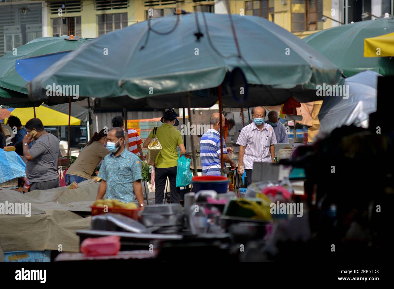 210115 -- KUALA LUMPUR, 15. Januar 2021 -- Menschen, die Gesichtsmasken tragen, kaufen auf einem Markt in Kuala Lumpur, Malaysia, 15. Januar 2021. Malaysia berichtete über 3.211 neue Infektionen, sagte das gesundheitsministerium und brachte die nationale Summe auf 151.066. Foto von /Xinhua MALAYSIA-KUALA LUMPUR-COVID-19-FÄLLE ChongxVoonxChung PUBLICATIONxNOTxINxCHN Stockfoto