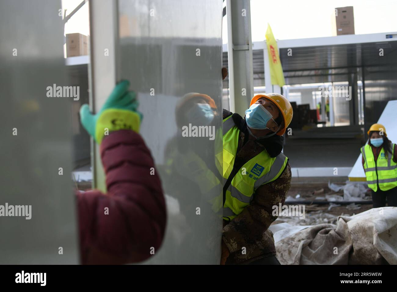 210117 -- SHIJIAZHUANG, 17. Januar 2021 -- Dai bin arbeitet auf der Baustelle der Huangzhuang Wohnung Isolation Site in Shijiazhuang, Nordchina Hebei Provinz, 16. Januar 2021. Dai bin, ein 33-jähriger Baumeister, hatte am Bau von tragbaren Gebäuden in Wuhan teilgenommen, als die Stadt während des Frühlingsfestes 2020 von COVID-19 schwer getroffen wurde. Nachdem Wuhan seine Verkehrsbeschränkung aufgehoben hatte, kam Dai bin nach Shijiazhuang, um als Zimmermann zu arbeiten. Anfang 2021 wurde das Projekt zur Isolierung von Wohnungen in Huangzhuang an der Kreuzung von Zhengding County und Gaocheng Dist durchgeführt Stockfoto