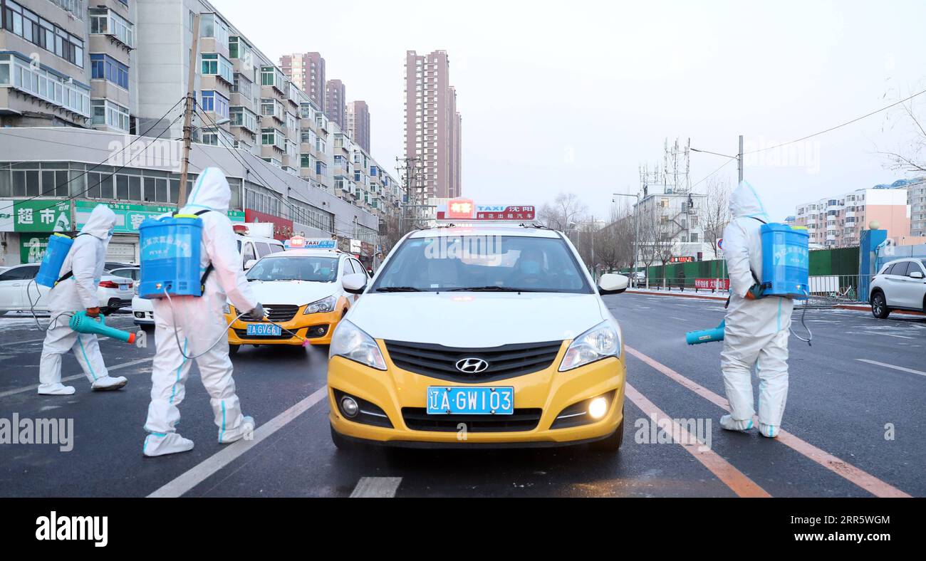 210117 -- SHENYANG, 17. Januar 2021 -- Mitarbeiter desinfizieren Autos, die aus dem ehemaligen Sperrgebiet in Shenyang, Provinz Liaoning im Nordosten Chinas, fahren, 17. Januar 2021. Gebiete mit mittlerem Risiko in den wichtigsten Sperrgebieten Tawan und Minglian in Shenyang wurden auf Gebiete mit geringem Risiko herabgestuft, da alle Proben, die aus mehreren Runden von Nukleinsäuretests in den Gebieten entnommen wurden, negativ waren. Die Sperrung der wichtigsten Sperrgebiete wurde am Sonntag aufgehoben. CHINA-LIAONING-SHENYANG-COVID-19-LOCKDOWN-LIFT CN YAOXJIANFENG PUBLICATIONXNOTXINXCHN Stockfoto