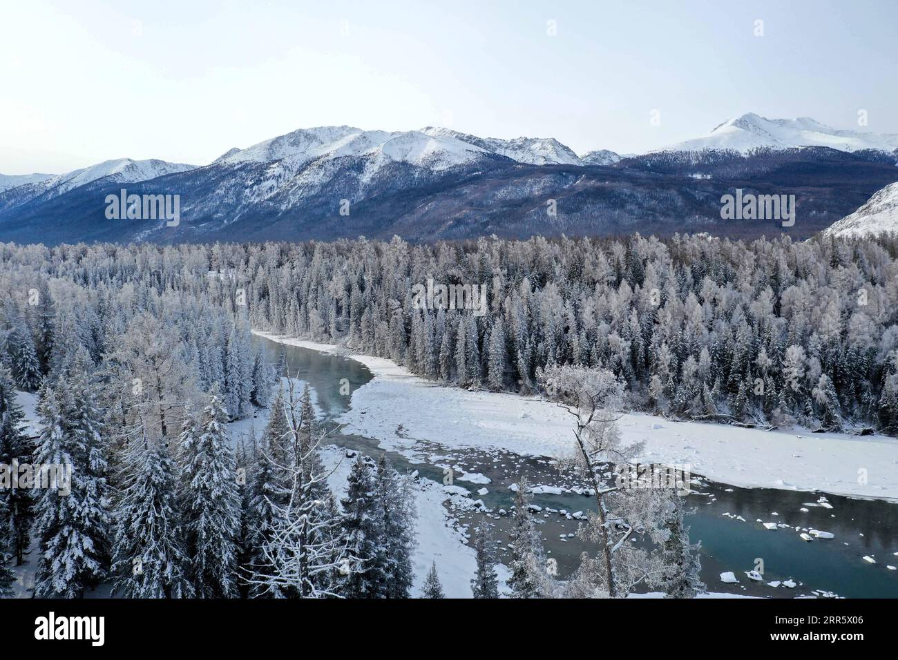 210117 -- ÜRÜMQI, 17. Januar 2021 -- Luftaufnahme aufgenommen am 9. Januar 2021 zeigt die Schneelandschaft in der Kanas Scenic Area im Nordwesten Chinas Xinjiang Uygur Autonomous Region. Das malerische Gebiet Kanas liegt im Zentrum der Altay Mountains im Norden von Xinjiang und ist eine nationale 5A Touristenattraktion mit einer beeindruckenden Landschaft aus Seen, Gletschern, Wäldern und Grasland. CHINA-XINJIANG-KANAS-WINTERLANDSCHAFT CN SADAT PUBLICATIONXNOTXINXCHN Stockfoto