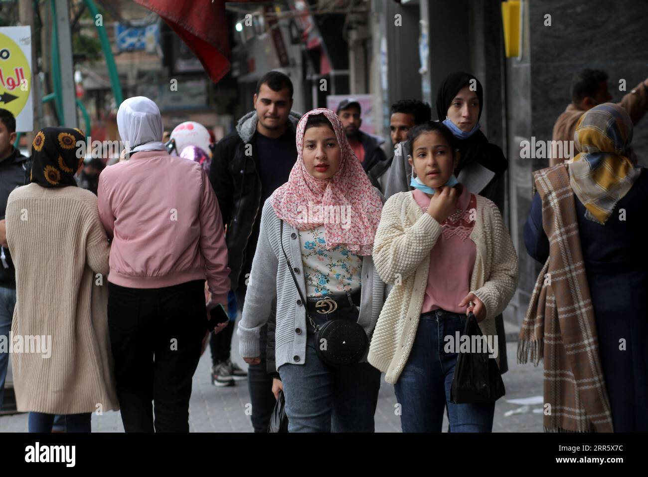 210118 -- GAZA, 18. Januar 2021 -- Menschen besuchen einen lokalen Markt in Gaza-Stadt, 17. Januar 2021. DAZU NOCH: Junge Palästinenser freuen sich auf Wahlen . Foto von /Xinhua MIDEAST-YOUNG PALESTINIANS-ELECTIONS RizekxAbdeljawad PUBLICATIONxNOTxINxCHN Stockfoto