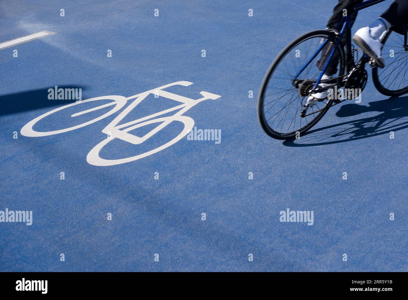 Radfahrer Radfahren auf Fahrradfahrbahn Radfahrer-Boulevard Fahrbahnmarkierung Stockfoto
