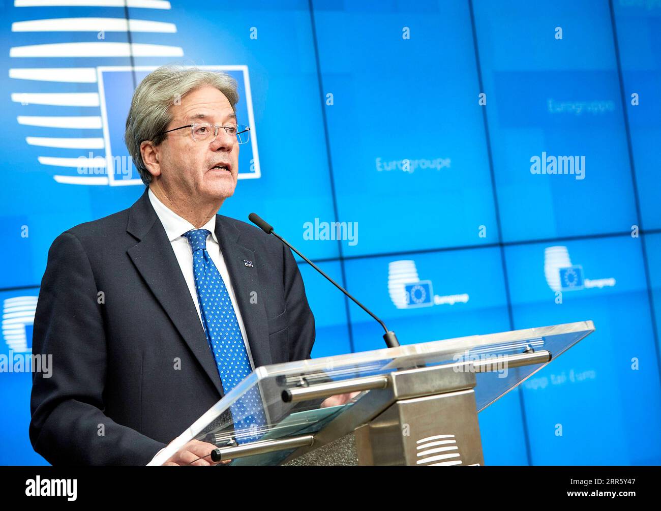 210119 -- BRÜSSEL, 19. Januar 2021 -- Paolo Gentiloni, EU-Wirtschaftskommissar, spricht auf einer Online-Pressekonferenz nach einem Ministertreffen der Eurogruppe am 18. Januar 2021 in Brüssel, Belgien. Die EU plant, in den nächsten Monaten mit der Aufstockung und Zuweisung des Hauptteils des 750 Milliarden Euro teuren 906 Milliarden US-Dollar umfassenden Wiederaufbaufonds zu beginnen, mit dem die von der COVID-19-Pandemie schwer betroffenen Volkswirtschaften des Blocks gerettet werden sollen, erklärte EU-Wirtschaftskommissar Paolo Gentiloni am Montag. /Informationsblatt über Xinhua BELGIEN-BRÜSSEL-EU-EUROGROUP-PRESSEKONFERENZ EuropeanxUnion PUBLICATIONxNOTxINxCHN Stockfoto