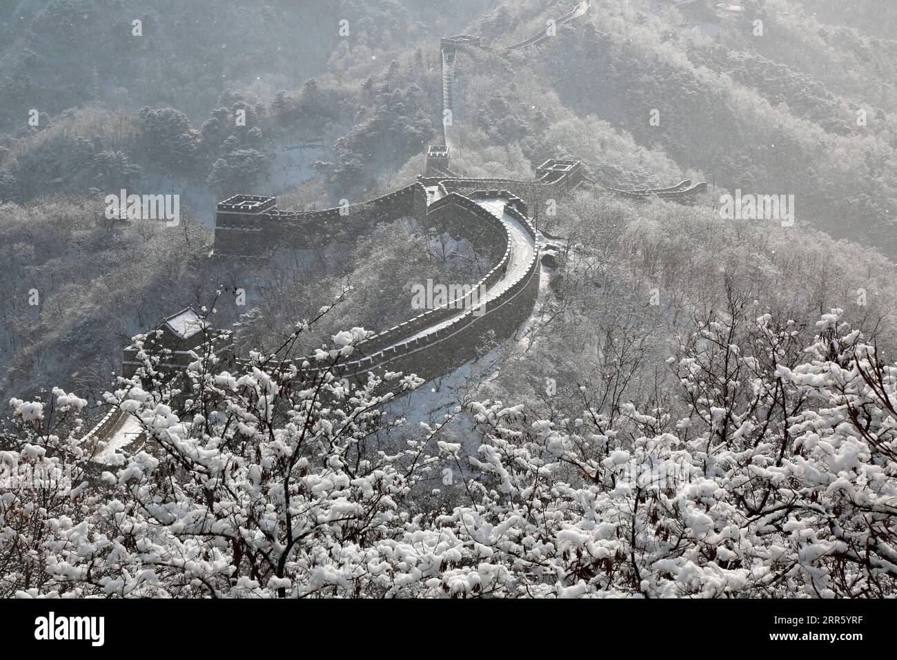 210119 -- PEKING, 19. Januar 2021 -- Foto aufgenommen am 19. Januar 2021 zeigt einen schneebedeckten Mutianyu-Abschnitt der Chinesischen Mauer im Bezirk Huairou in Peking, der Hauptstadt Chinas. Foto von /Xinhua CHINA-BEIJING-GREAT WALL-SNOW LANDSCHAFT CN BuxXiangdong PUBLICATIONxNOTxINxCHN Stockfoto