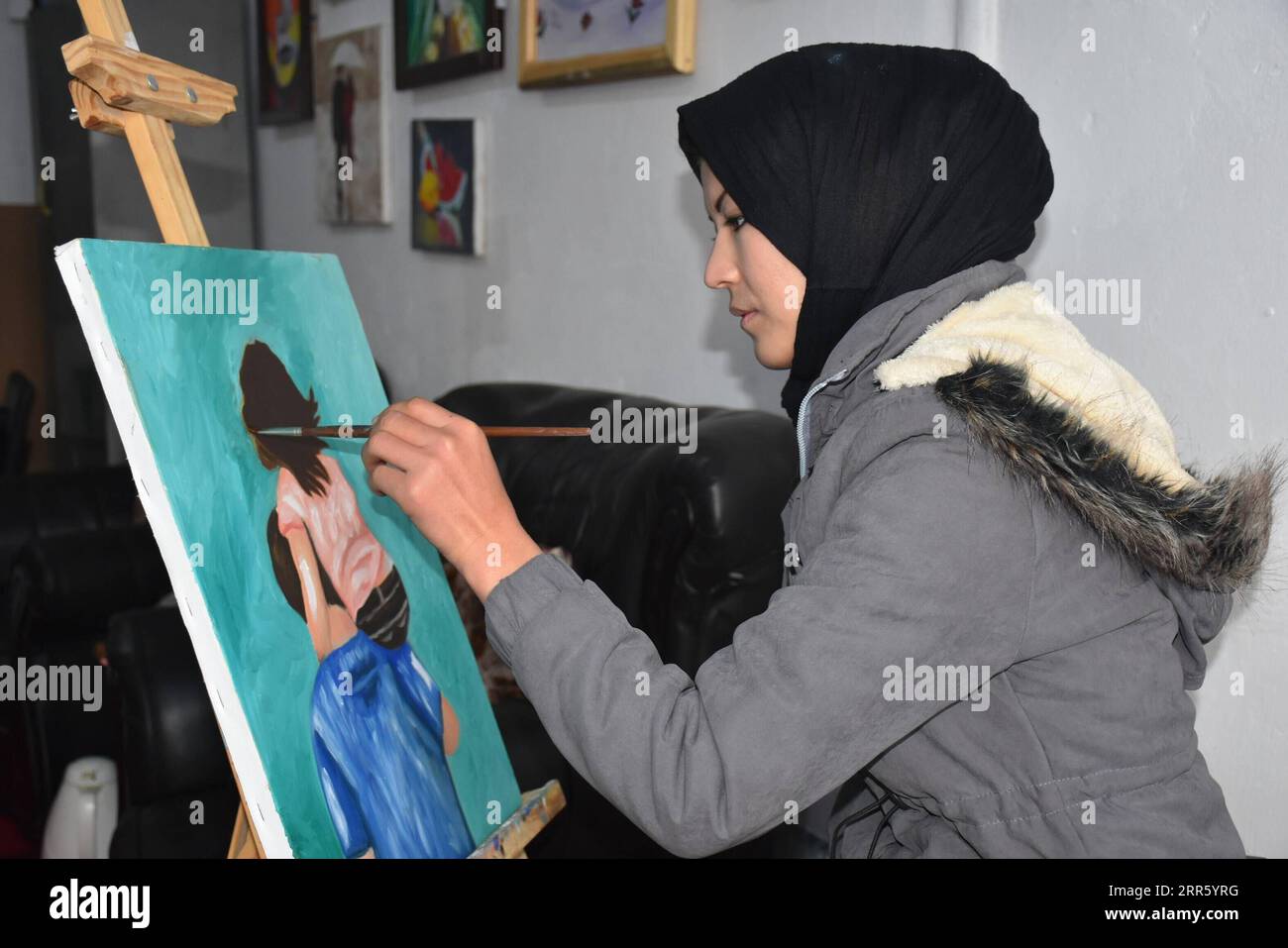210119 -- MAZAR-i-SHARIF, 19. Januar 2021 -- ein afghanisches Mädchen lernt Malerei in einem von der Künstlerin Hafiza Mohammadi verwalteten Künstlerhaus für Frauen in Mazar-i-Sharif, Hauptstadt der nördlichen Provinz Balkh, Afghanistan, 18. Dezember 2020. ZUM Spiel: Malerei inspiriert afghanische Mädchen durch enge Traditionen zu brechen Foto von /Xinhua AFGHANISTAN-BALKH-PAINTING-GIRLS KawaxBasharat PUBLICATIONxNOTxINxCHN Stockfoto