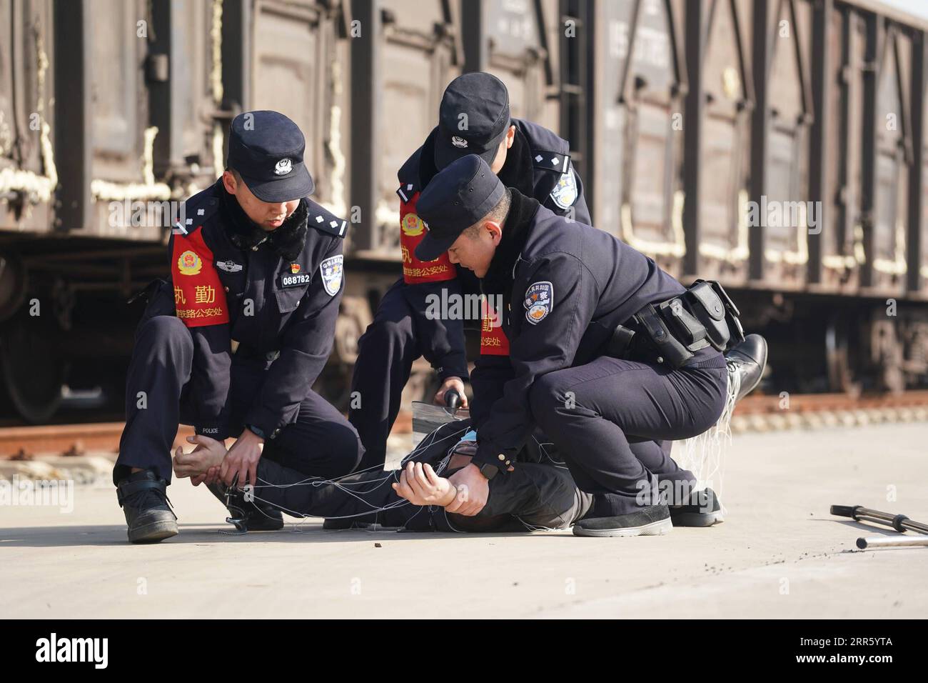 210119 -- NANJING, 19. Januar 2021 -- Polizeibeamte bringen einen Kriminellen während einer gemeinsamen Notfallübung der Eisenbahnpolizei an einem Güterverkehrsknotenpunkt in Nanjing, ostchinesische Provinz Jiangsu, 19. Januar 2021 unter Kontrolle. CHINA-JIANGSU-NANJING-EISENBAHN-POLIZEI-NOTFALLÜBUNG CN JIXCHUNPENG PUBLICATIONXNOTXINXCHN Stockfoto