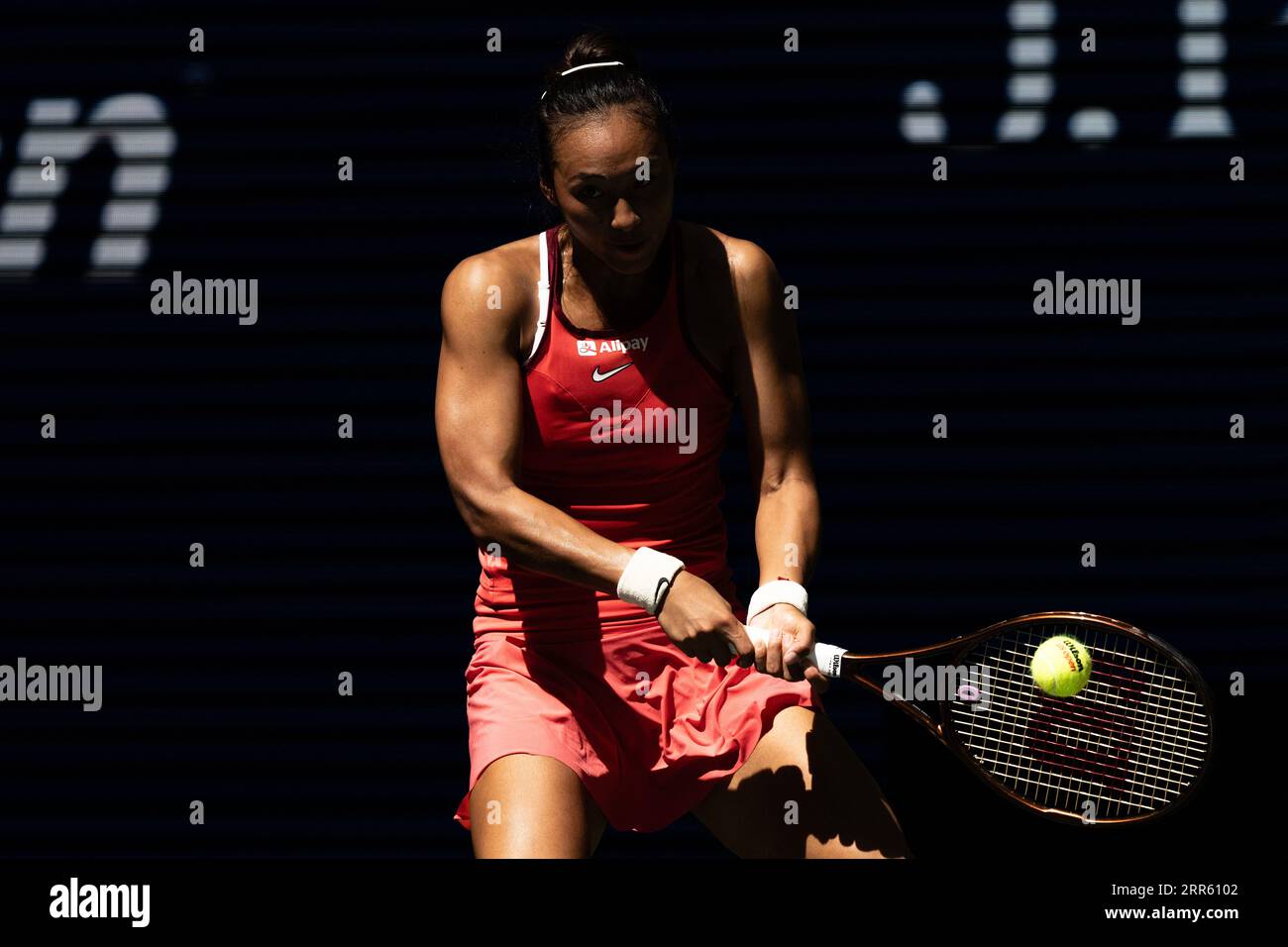 Qinwen Zheng aus China kehrt bei den US Open Championships im Billie Jean King Tennis Center in New York am 6. September 2023 in der Viertelfinalrunde gegen Aryna Sabalenka zurück Stockfoto